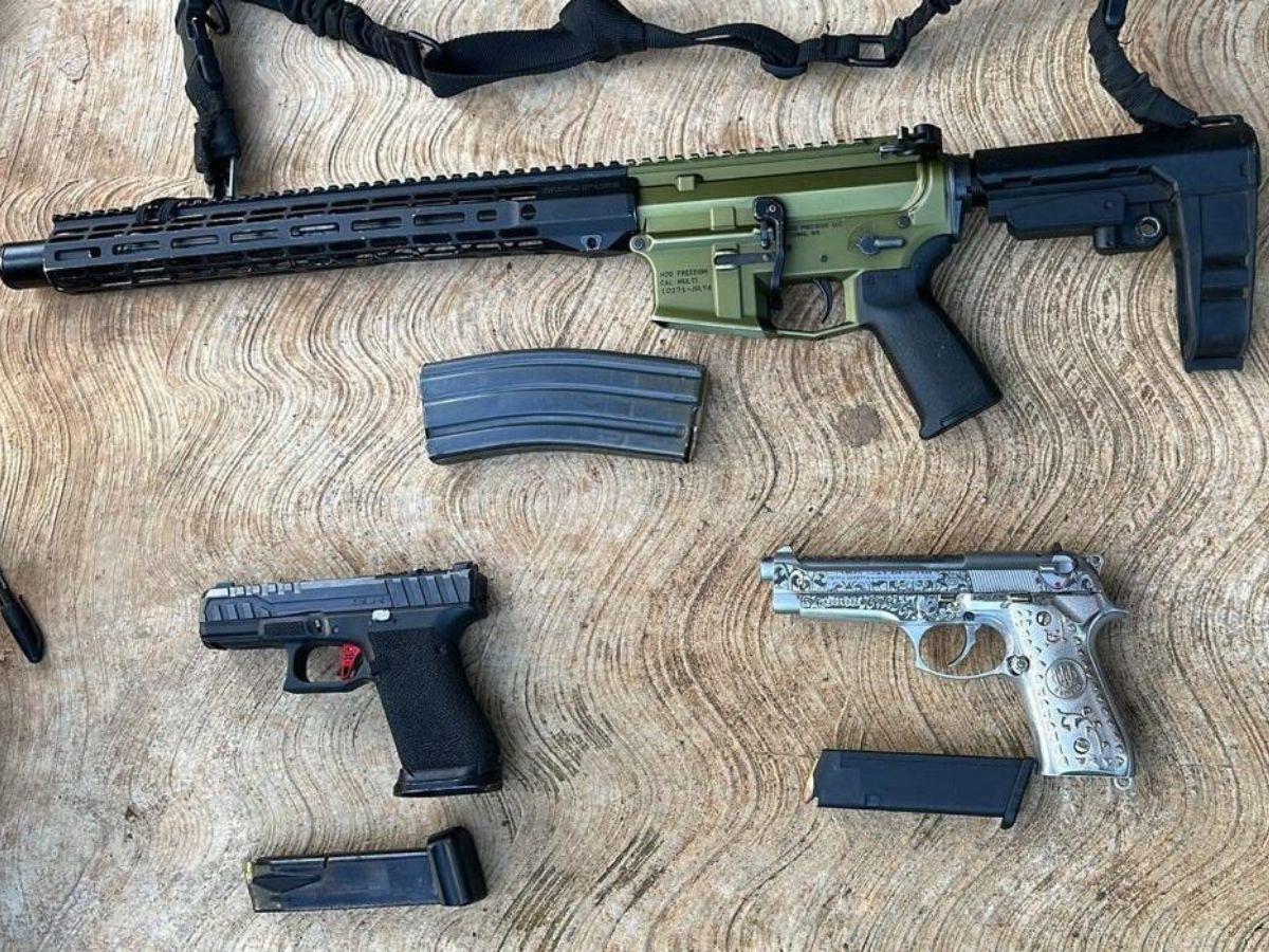 Armas decomisadas en el allanamiento en el sector de Icoteas.
