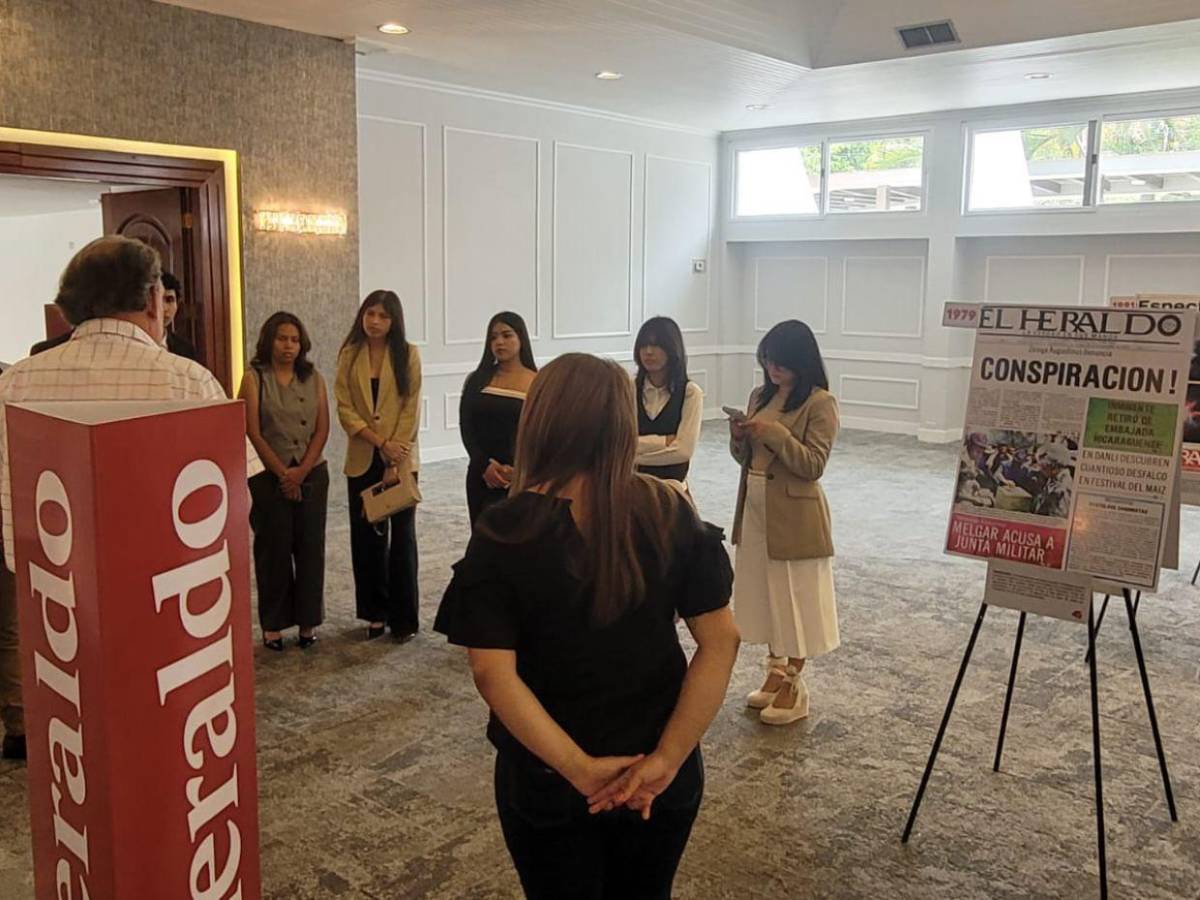 Estudiantes recorren Exposición Filatélica y de Portadas de El Heraldo