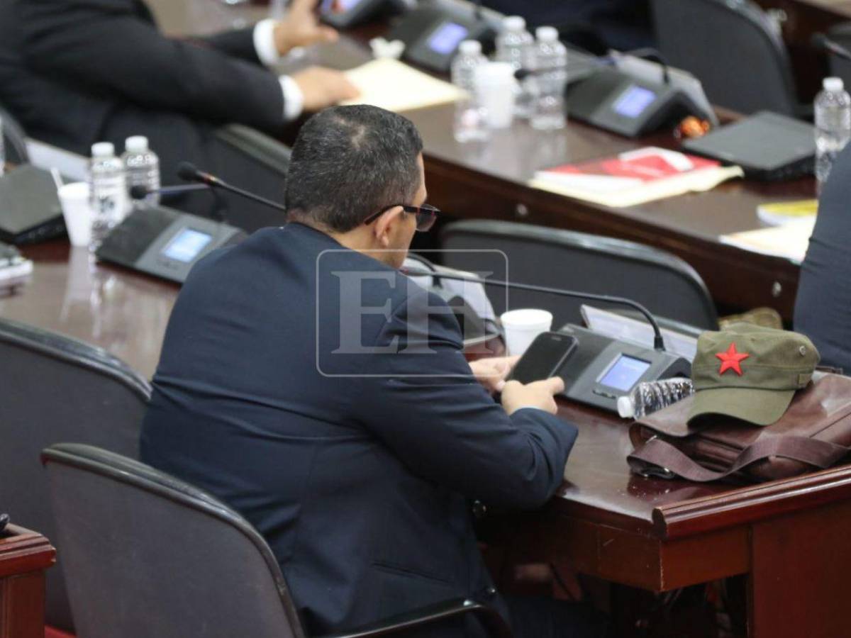 Así se presentó Edgardo Casaña al CN luego de aprobar un código de vestimenta a diputados