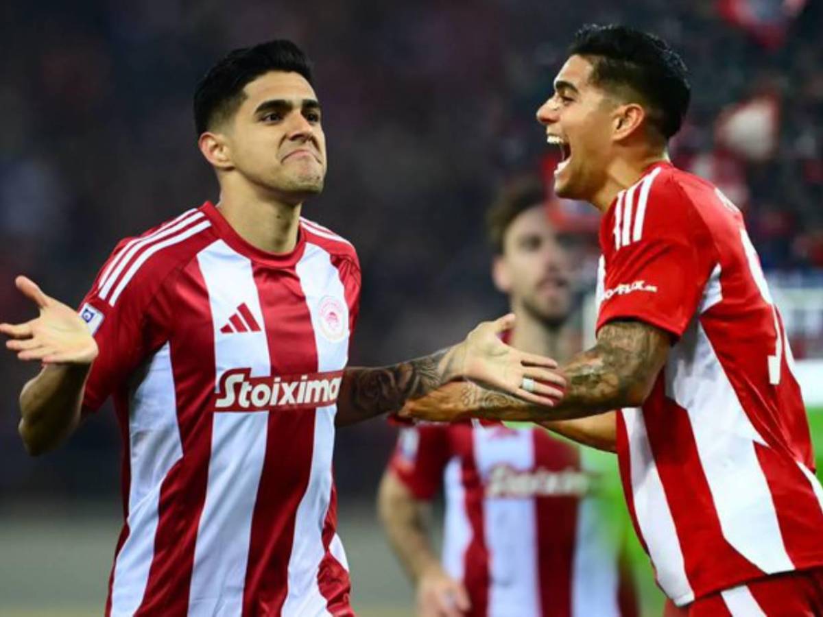 Luis Palma anota su primer gol con el Olympiacos y lo celebra frente a jugador mexicano