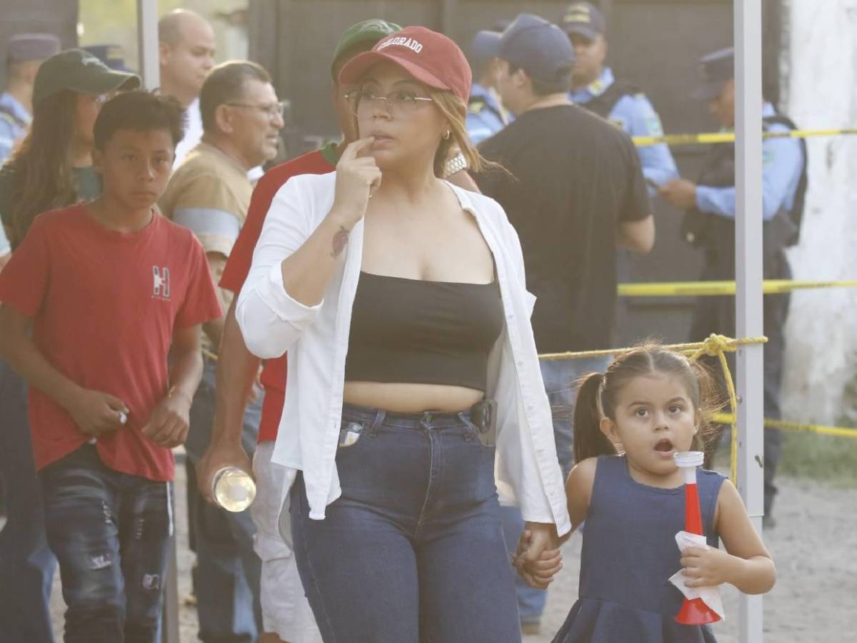 Esposa de jugador sorprendió: Las lindas chicas en la finalísima por ascenso a Liga Nacional