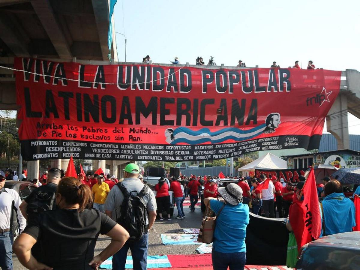 Con retrasos y politizada, inicia marcha del Día del Trabajador en Tegucigalpa