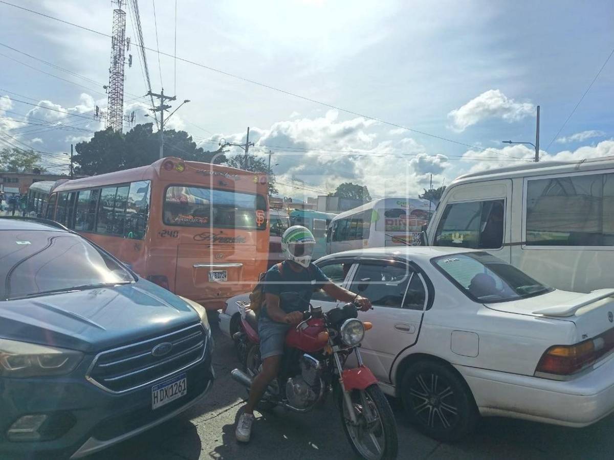 Caos vehicular en sector norte de anillo periférico por protesta de transportistas