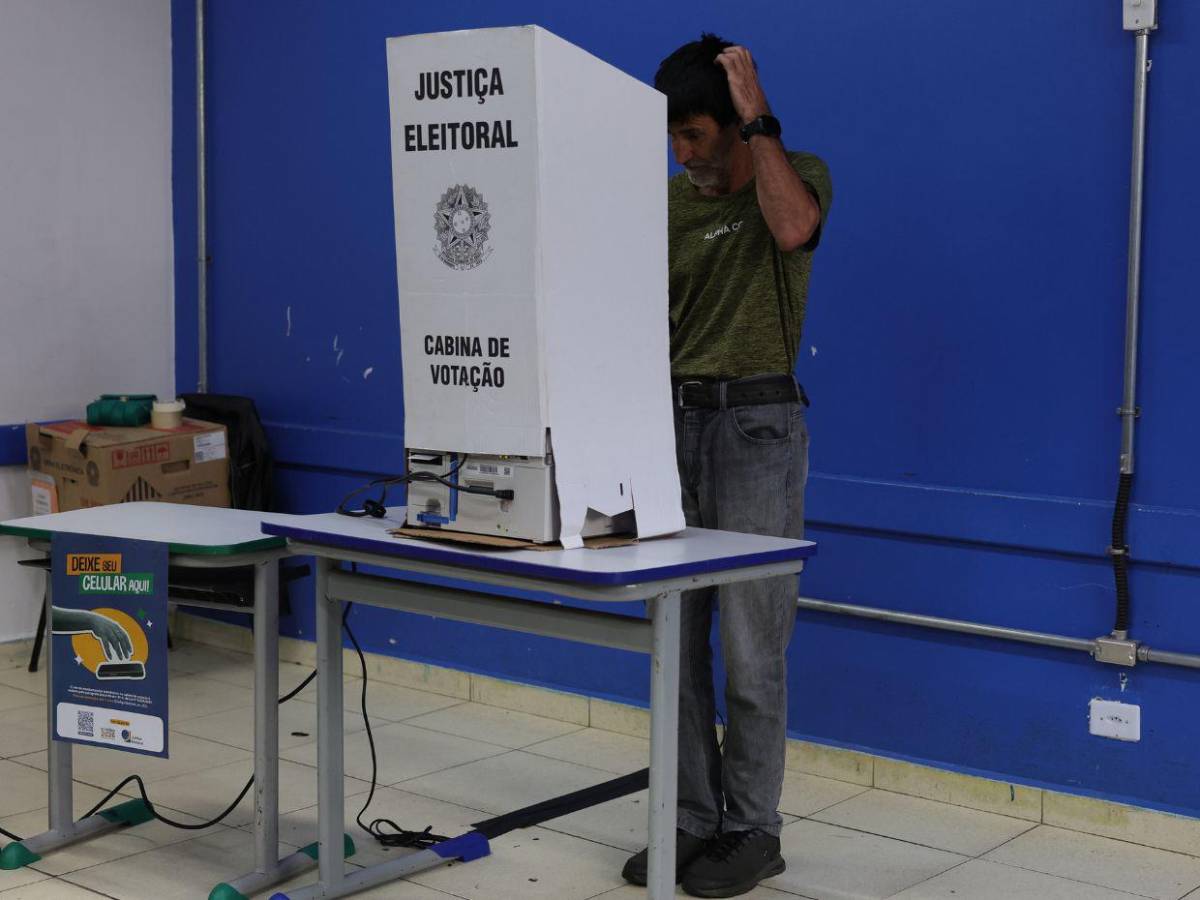 Votantes brasileños definen su futuro político en una segunda vuelta entre Lula y Bolsonaro