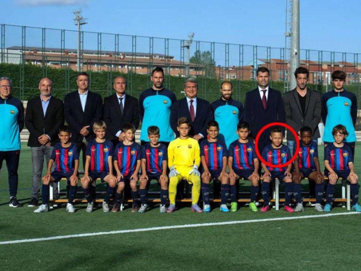 El futbolista hondureño en la foto oficial de su categoría en compañía de Joan Laporta.