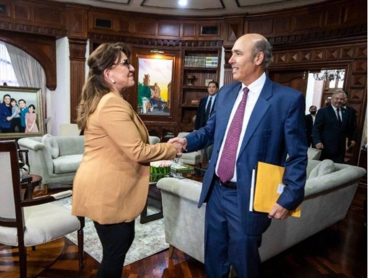 La decisión de Nasry Asfura con el lobismo que hacía Hugo Llorens en EE UU