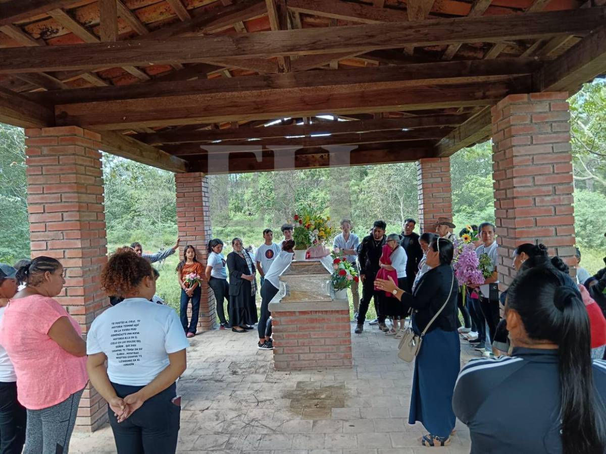 Nueva Armenia despide a Jancy España, su exreina que murió carbonizada en Mirador de Oriente