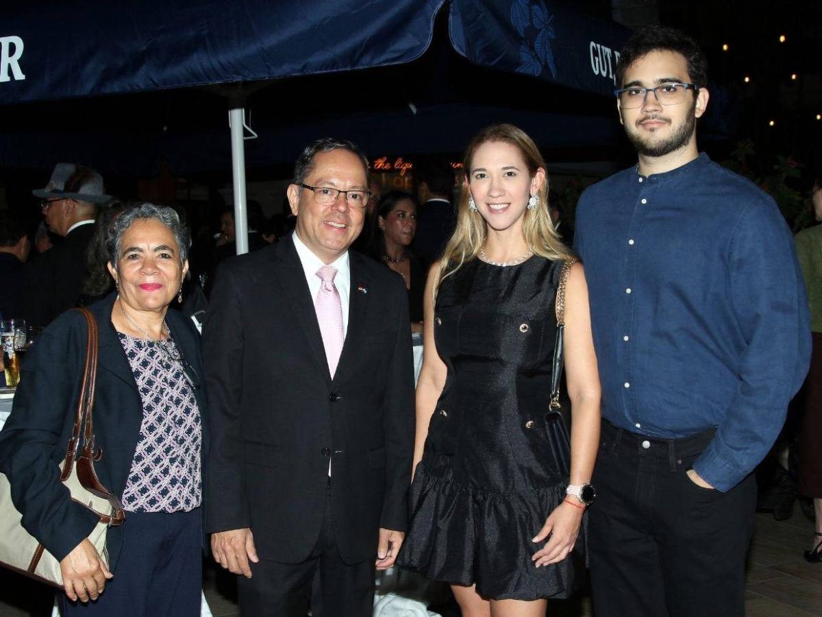 Anfitriones e invitados especiales brindan por la Unidad Alemana