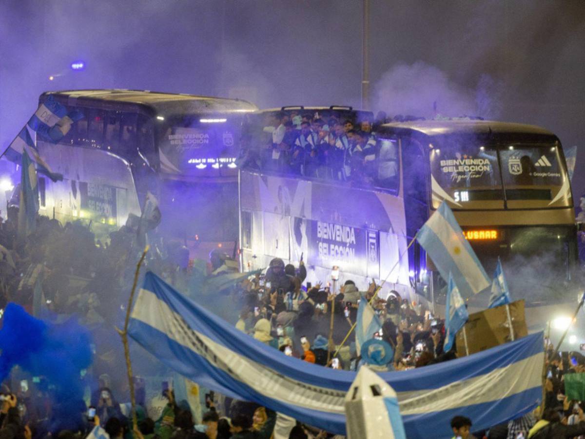 Jugadores de Argentina fueron recibidos con júbilo tras la final ante España en el Mundial 2026
