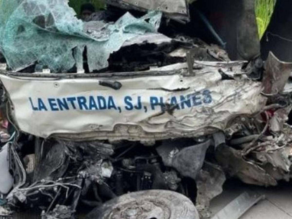 Las primeras imágenes  del brutal choque entre bus y rastra en desvío a Trinidad, Copán
