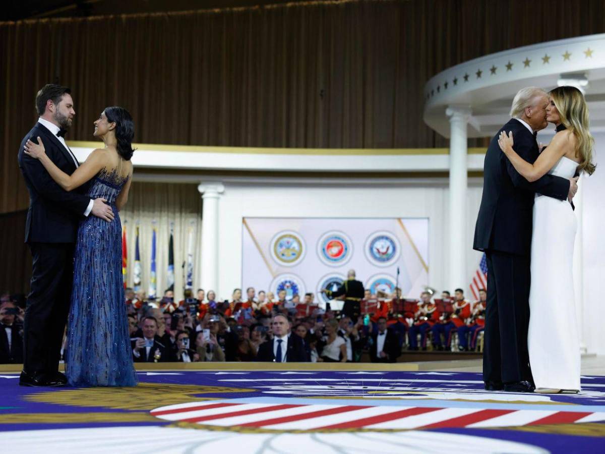 En fotos: el incómodo momento de Melania y Donald Trump durante el baile de gala