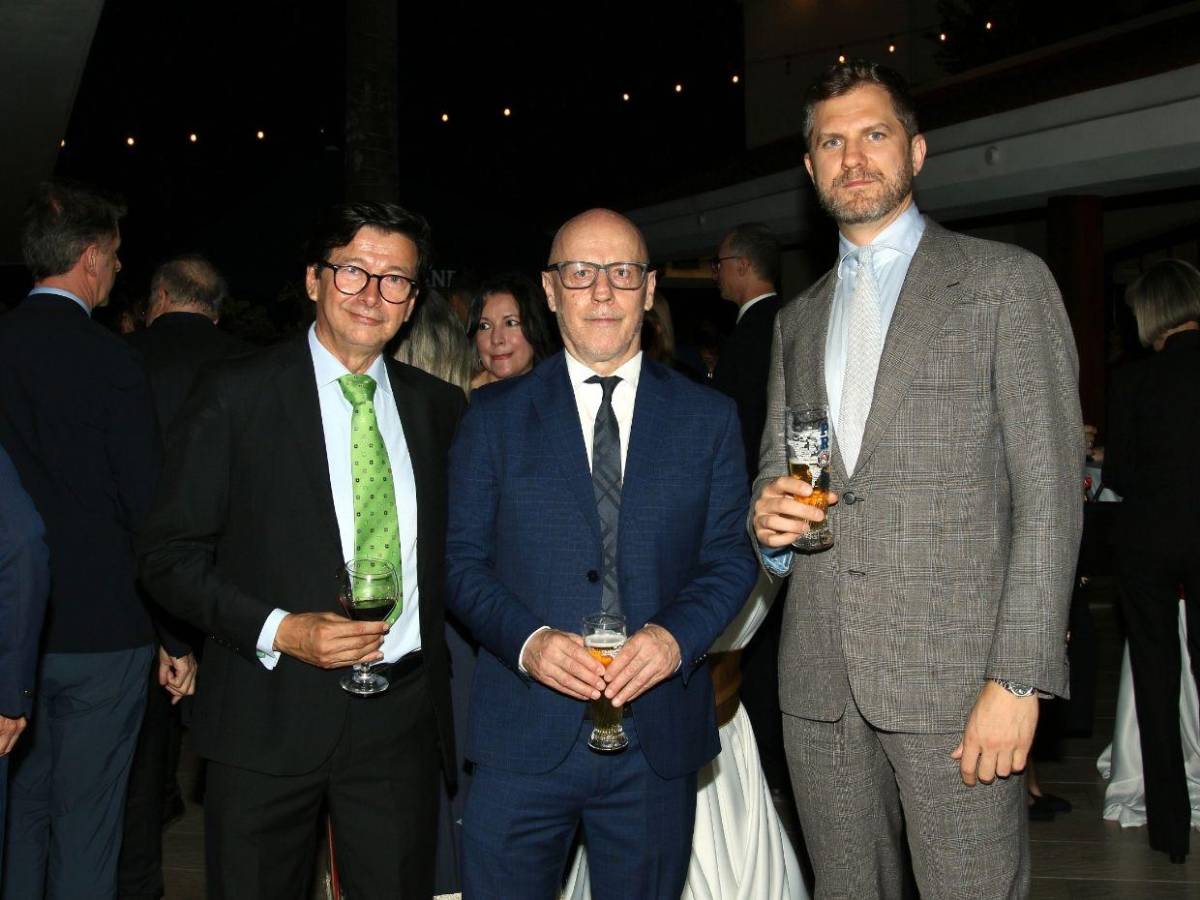 Anfitriones e invitados especiales brindan por la Unidad Alemana