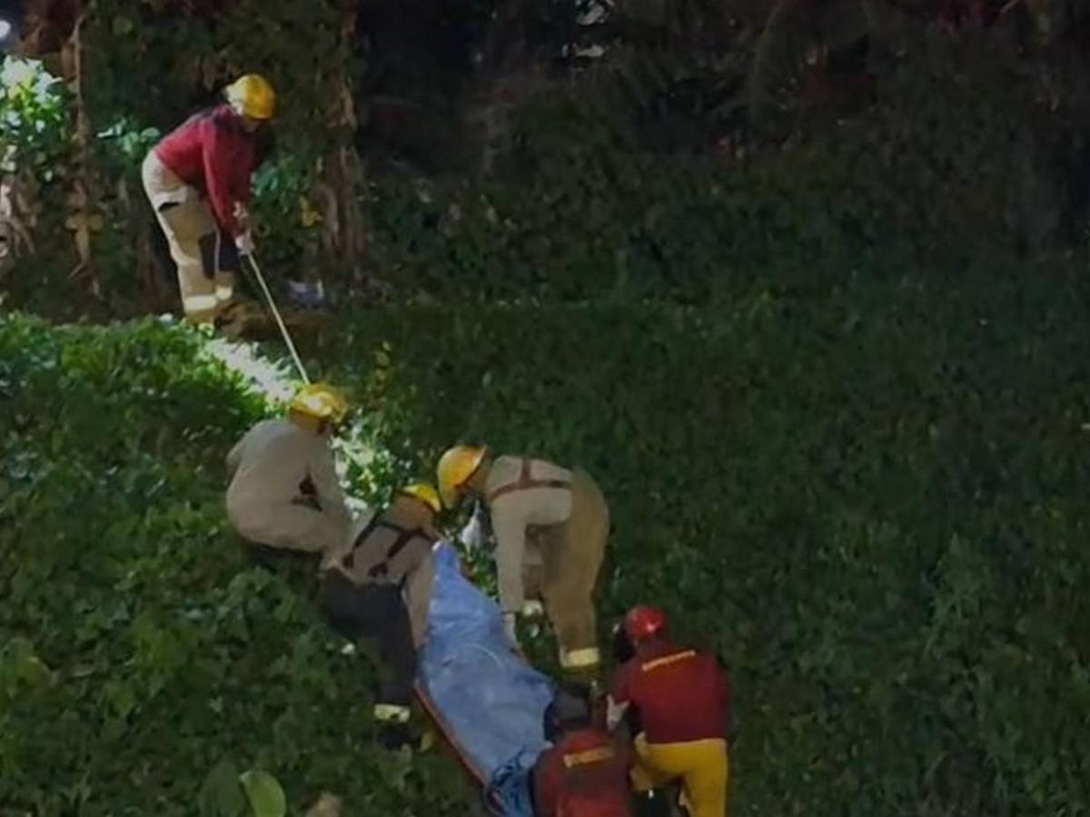 Taxista muere ahogado en La Ceiba, tras caer con su vehículo a una quebrada