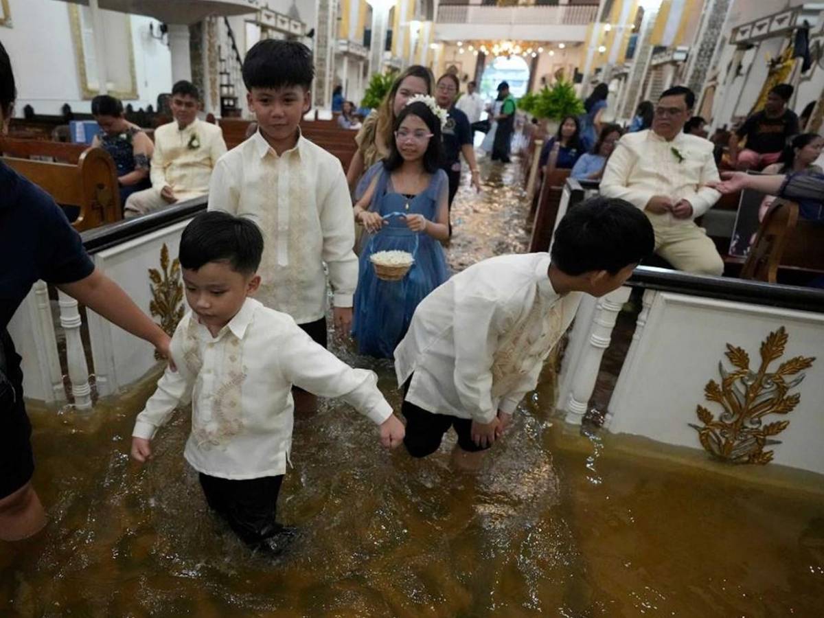 Sí, acepto: pareja se casa en iglesia inundada por tifón Wipha en Filipinas