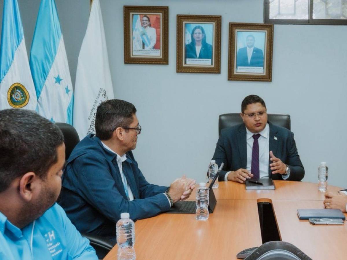 Institución del Estado tiene banderas de Libre y fotos de Rixi Moncada en sus oficinas