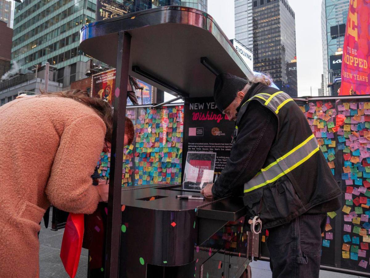Plasman en el ‘Muro de los deseos’ sus sueños para el 2025 en Nueva York