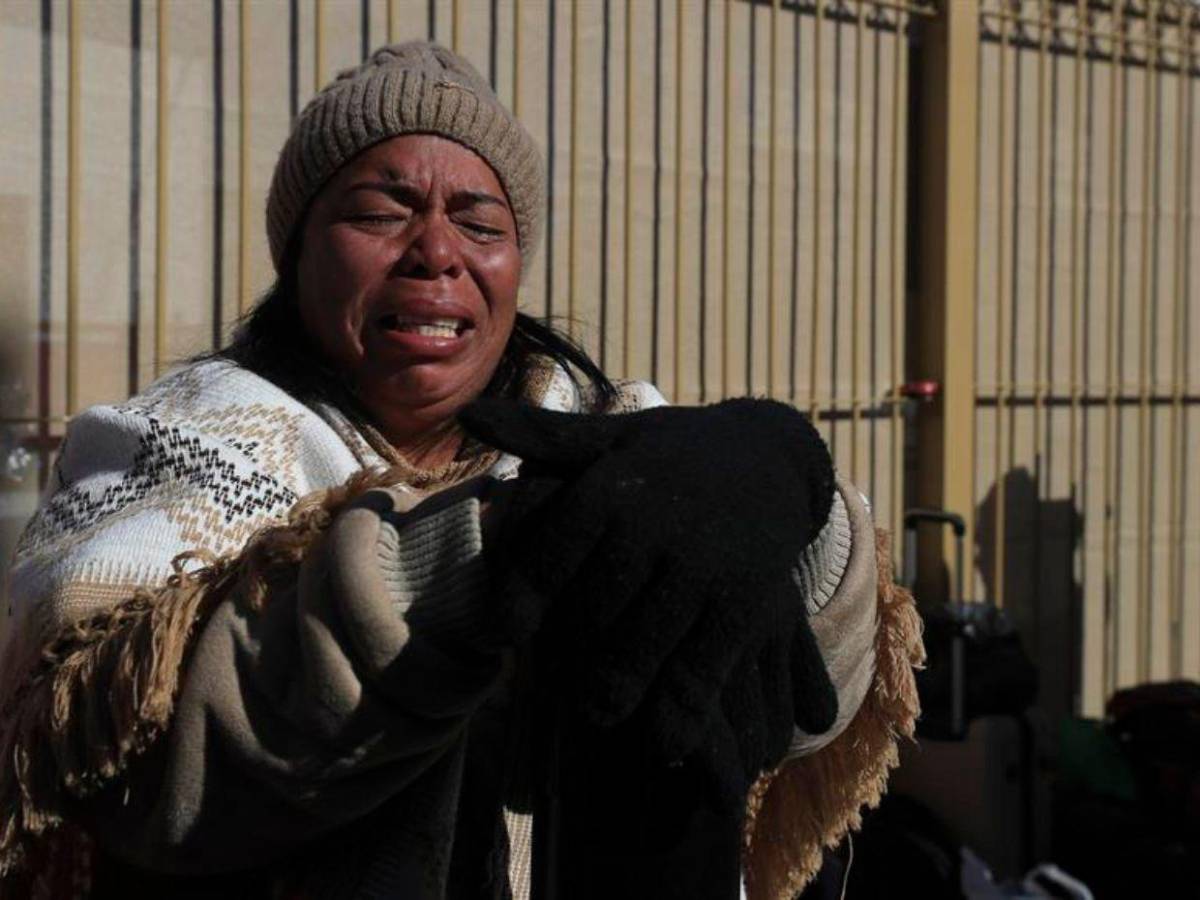 Angustia y lamentos: migrantes varados en México sufren cancelación del programa CBP-One