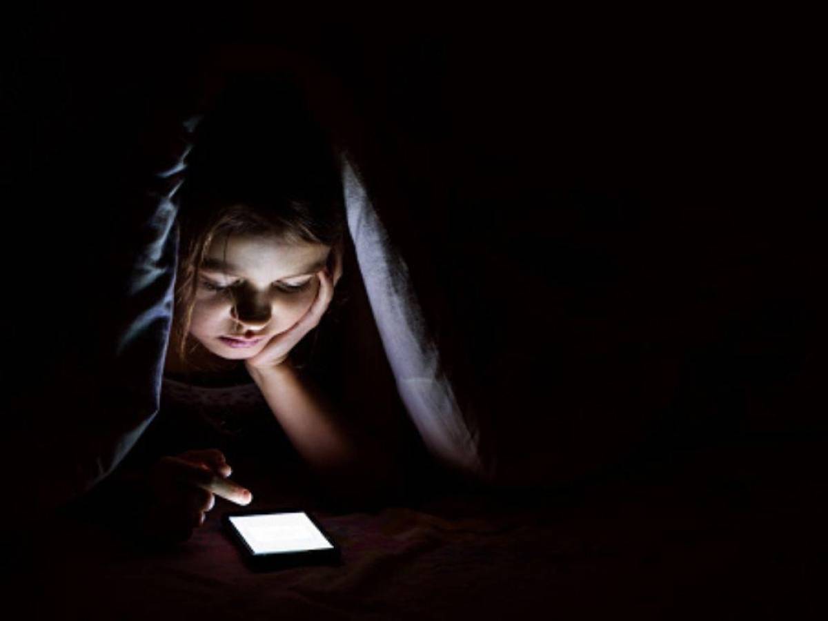 Regule el uso de dispositivos electrónicos, no es adecuado que los niños se lleven el celular a la cama. Foto: Pixabay