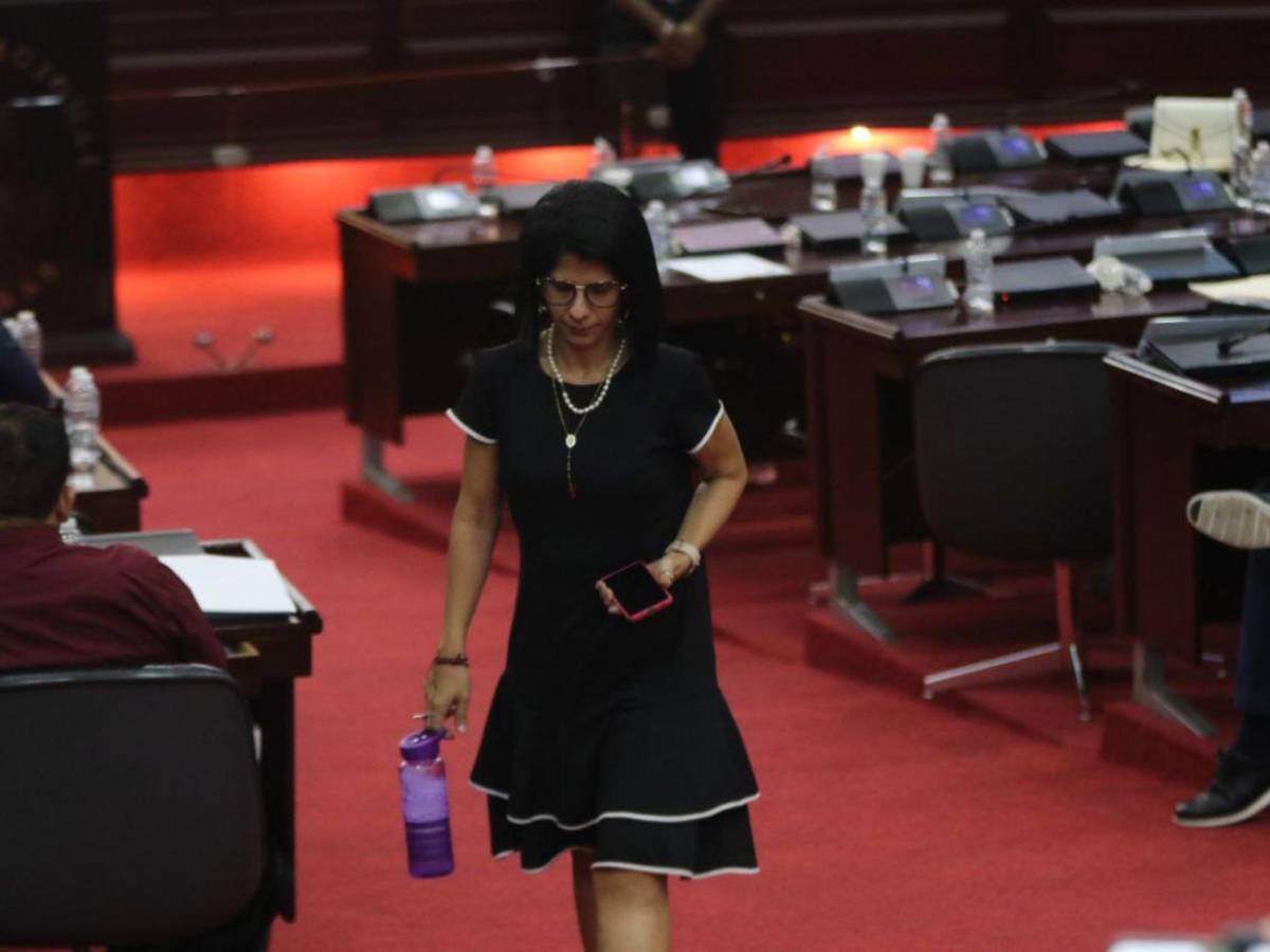 Diputados liberales abandonan el Congreso tras ataques contra Salvador Nasralla