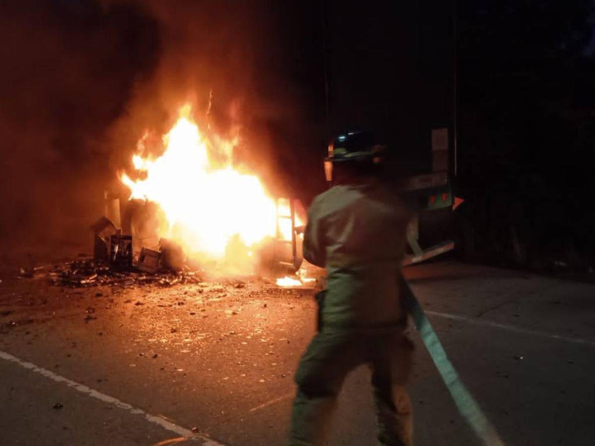 Parte trasera de rastra cargada de cerveza se incendia en La Lima, Cortés