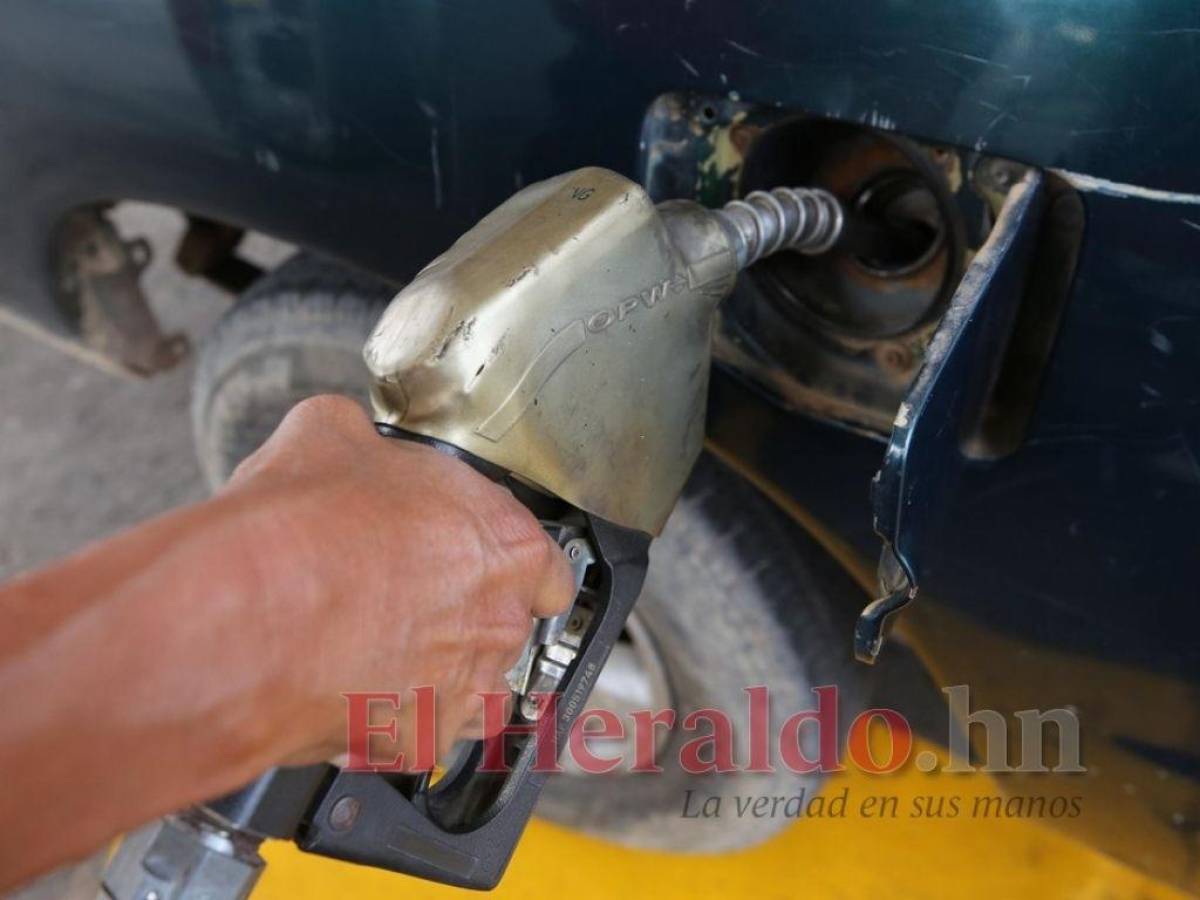 Precios de gasolinas se cotizan este lunes en Honduras en 135.56 y 120.57 lempiras