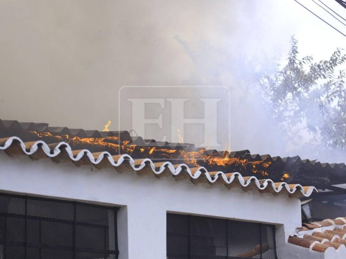 Sin pensarlo dos veces, menor se sumó a bomberos para intentar salvar la casa de su abuelo