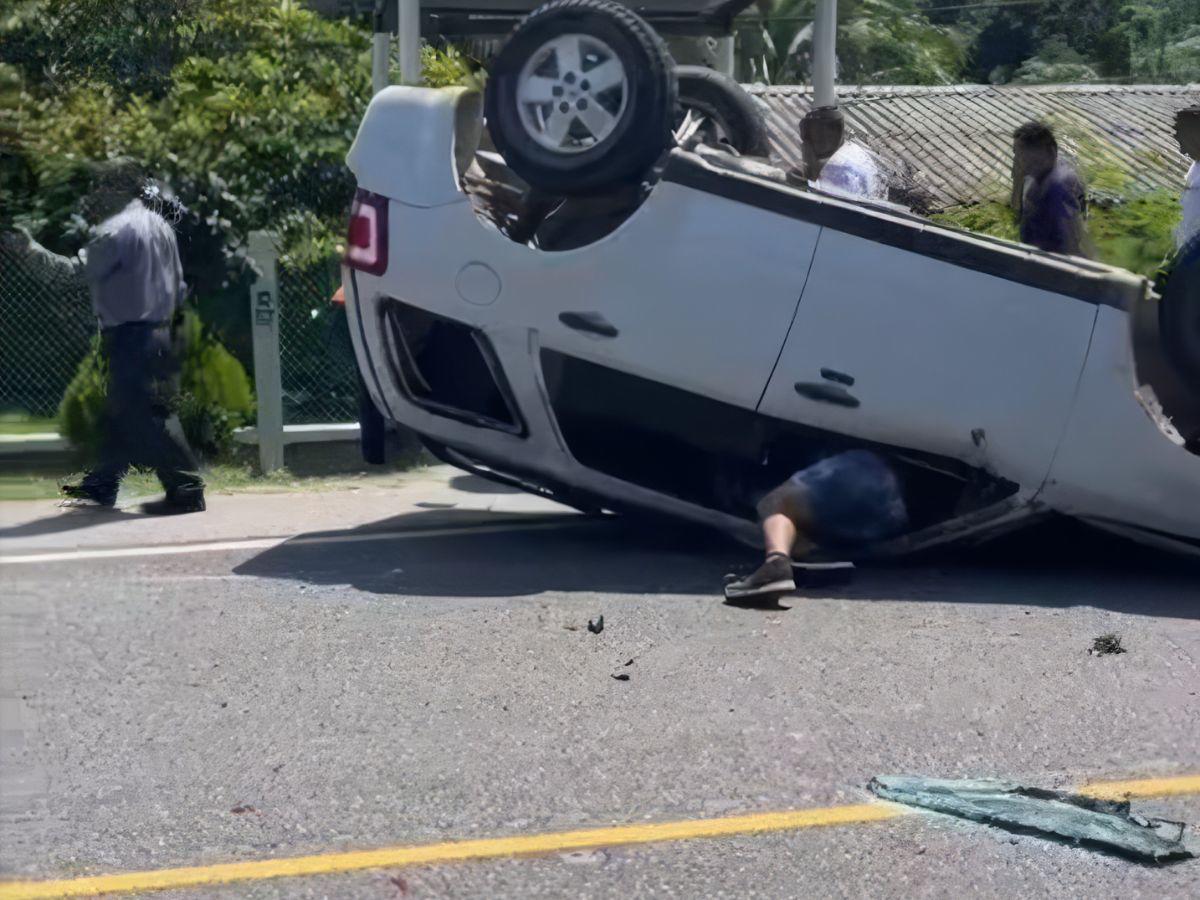 Quedaron atrapados en la mototaxi: momento en que rescataron a niños accidentados en Omoa