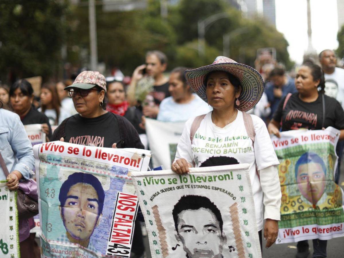 Familias de los 43 de Ayotzinapa marchan en México a 12 años de su desaparición