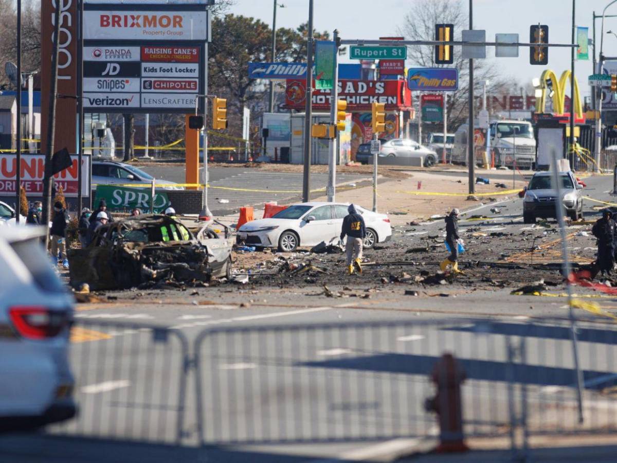 Las impactantes imágenes de la zona dónde cayó avión en Filadelfia; suma 7 muertos