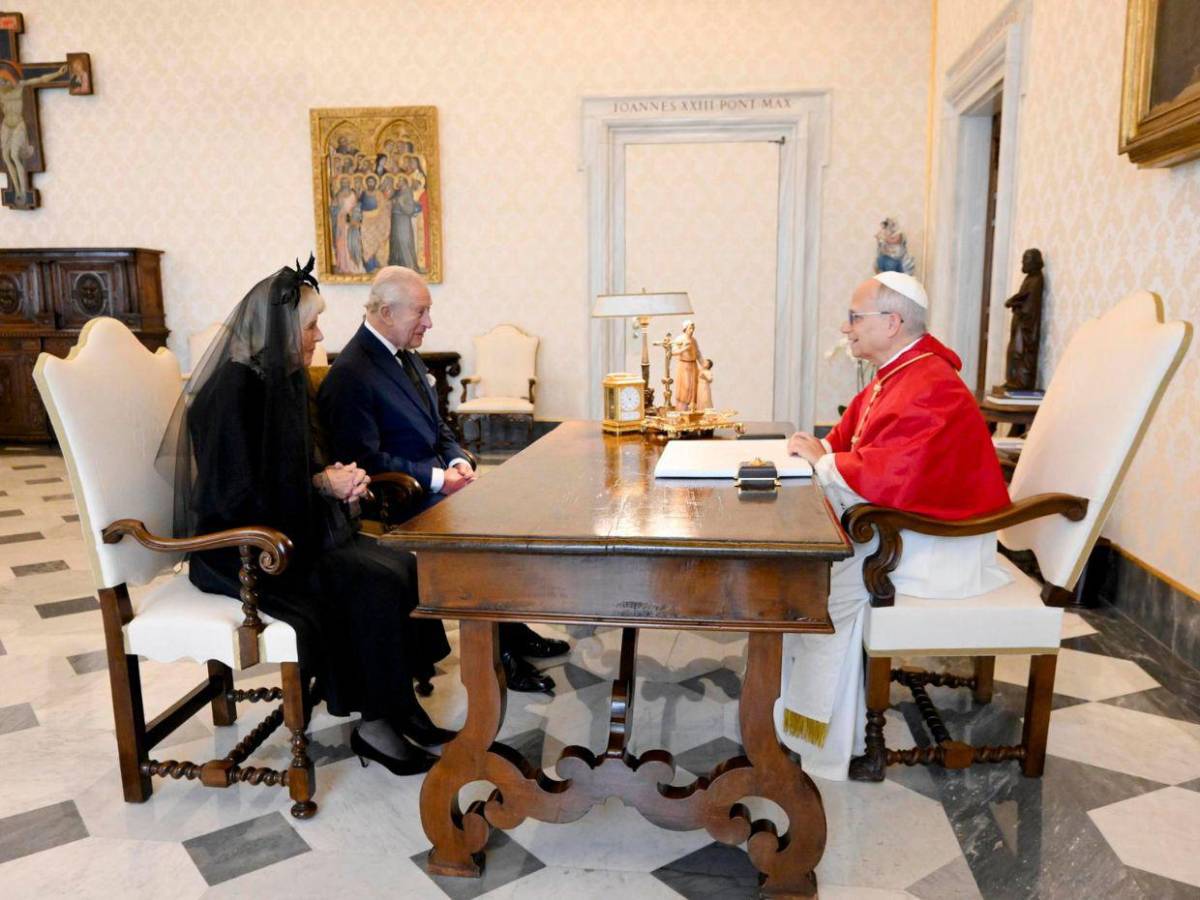 Rey Carlos III y papa León rezan juntos en la Capilla Sixtina: así fue el encuentro en el Vaticano