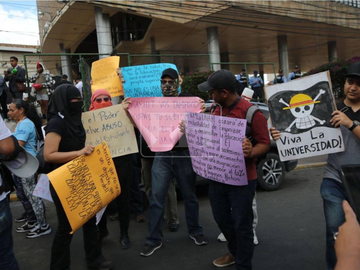 Gas lacrimógeno y piedras: distubios frente al CN tras protesta de estudiantes de la UNAH