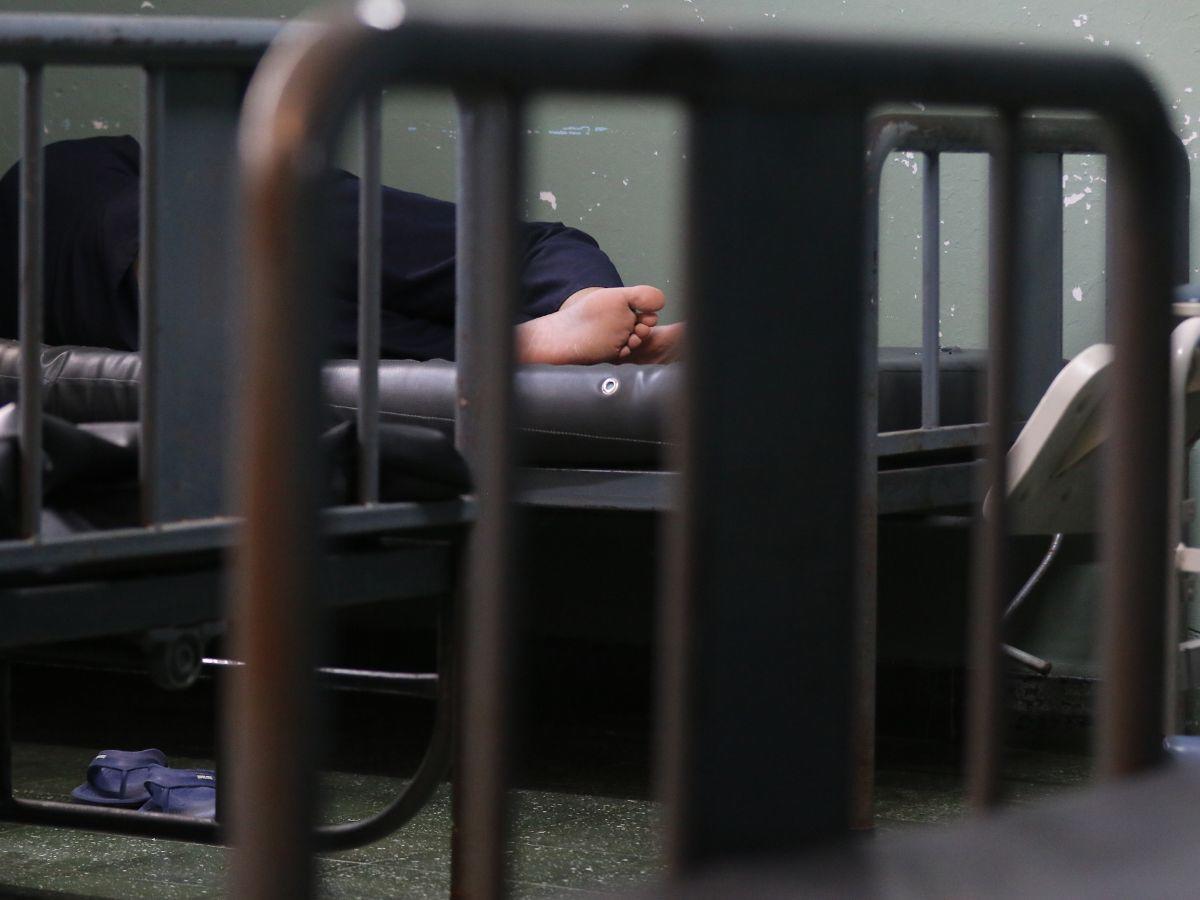 El Código Penal indica que todo paciente judicializado una vez que reciba su alta médica tiene que regresar al centro penal para cumplir su condena a menos que eso sea contraproducente.