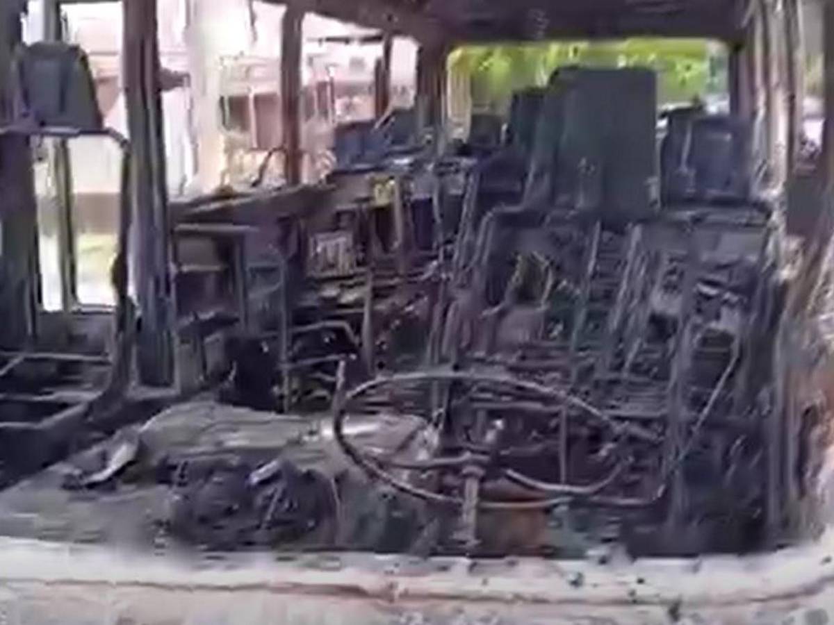 Motociclista quedó envuelto en llamas al explotar su moto tras choque con bus en SPS