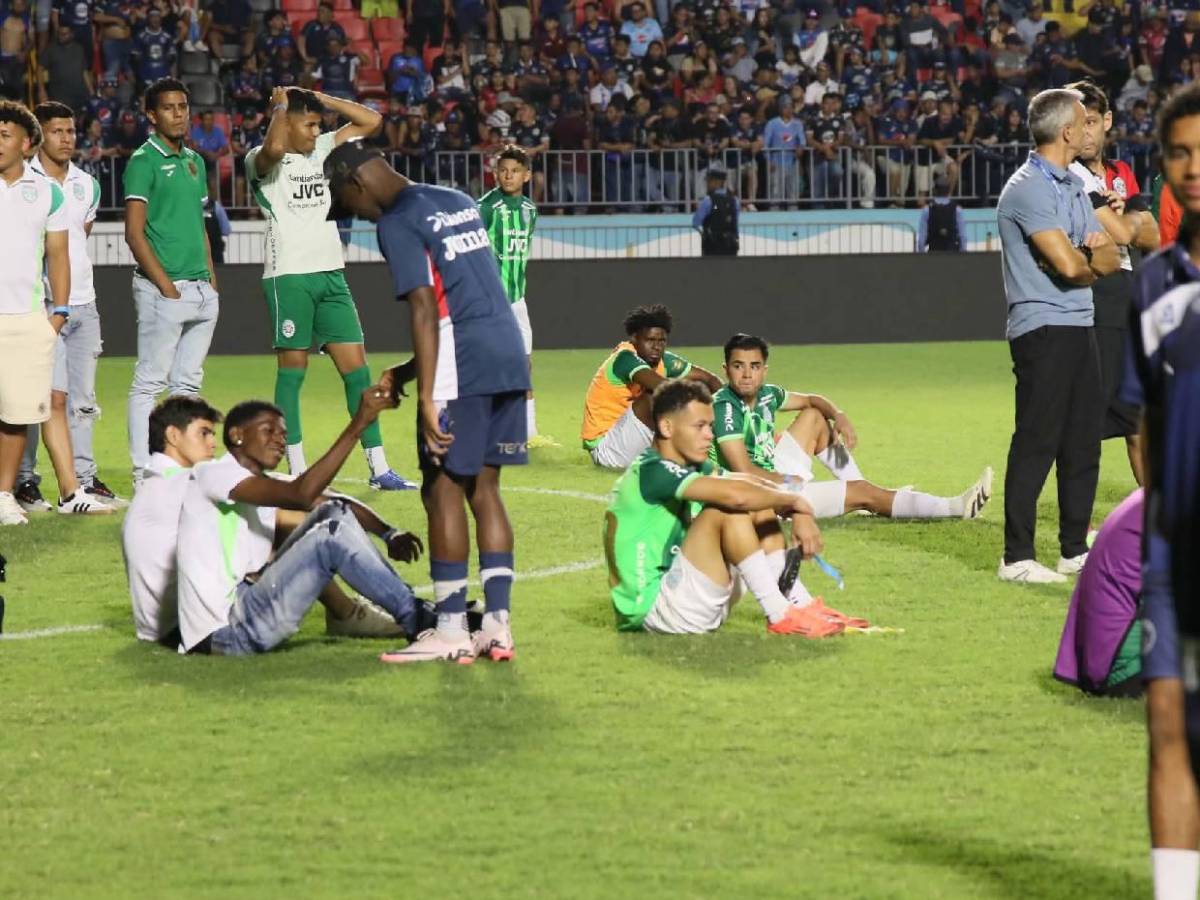 Emilio Izaguirre lloró y el lindo regaló a los jugadores: Motagua celebra la copa número 20