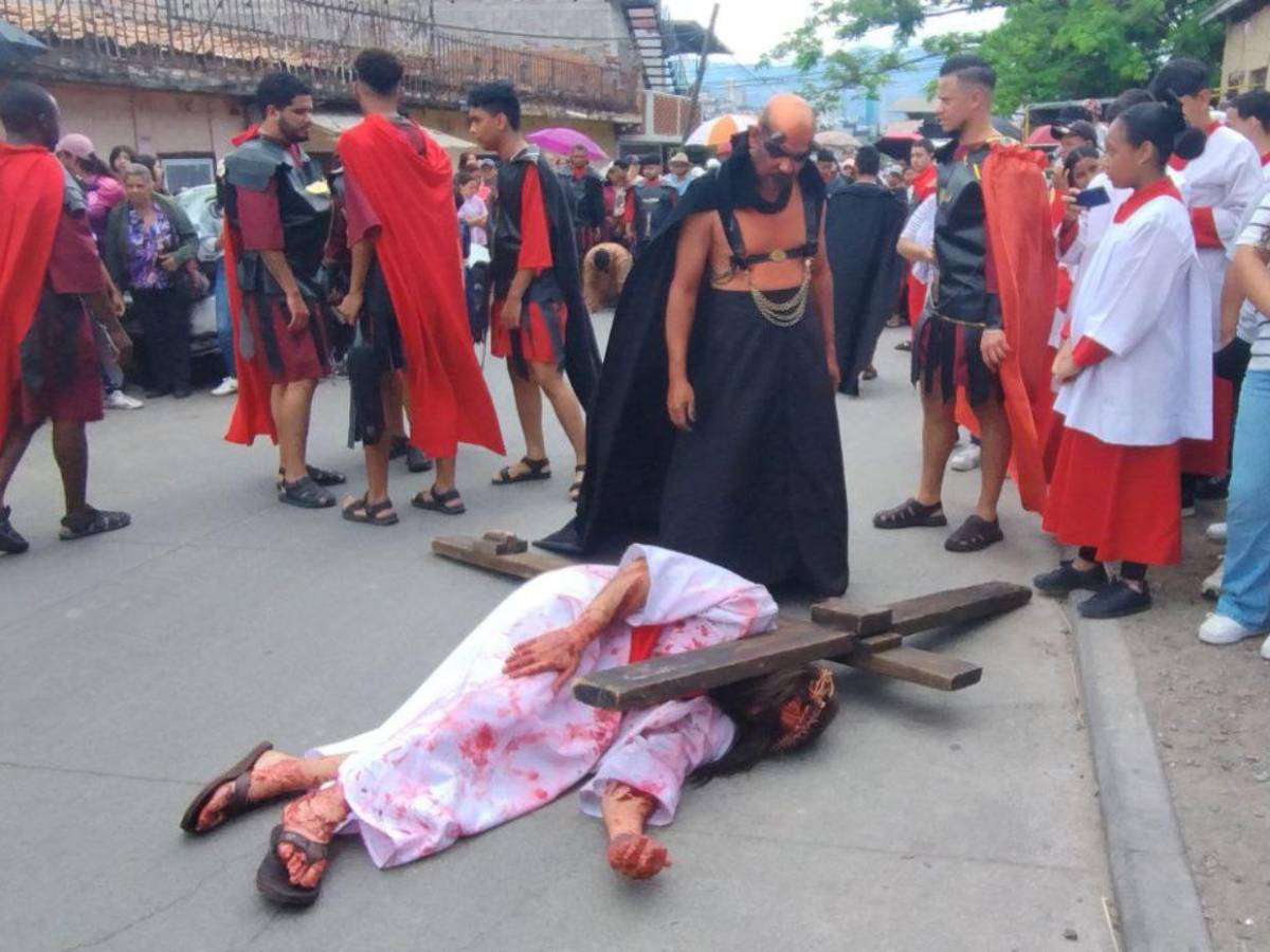 Mario y Erick, los hermanos que interpretaron a Jesús y a Satanás en Vía Crucis de la capital Mario y Erick, los hermanos que interpretaron a Jesús y a Satanás en Vía Crucis de la capital
