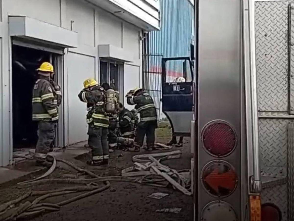 En fotos: voraz incendio afecta bodegas de llantas en Tocoa, Colón