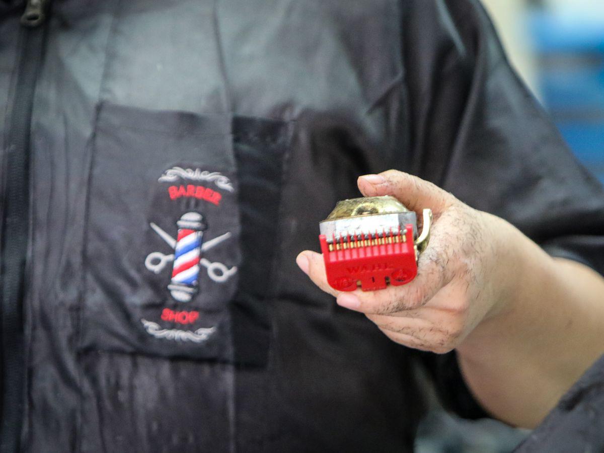 Jenni marca la diferencia, mientras la mayoría de mujeres trabaja en salones de belleza, ella prefiere cortar pelo de hombres en su barbería.