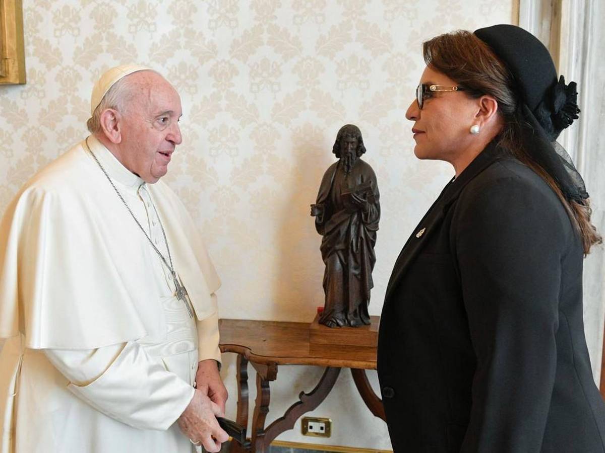 Presidenta Xiomara Castro se reúne con el papa Francisco y abordan migración y pobreza