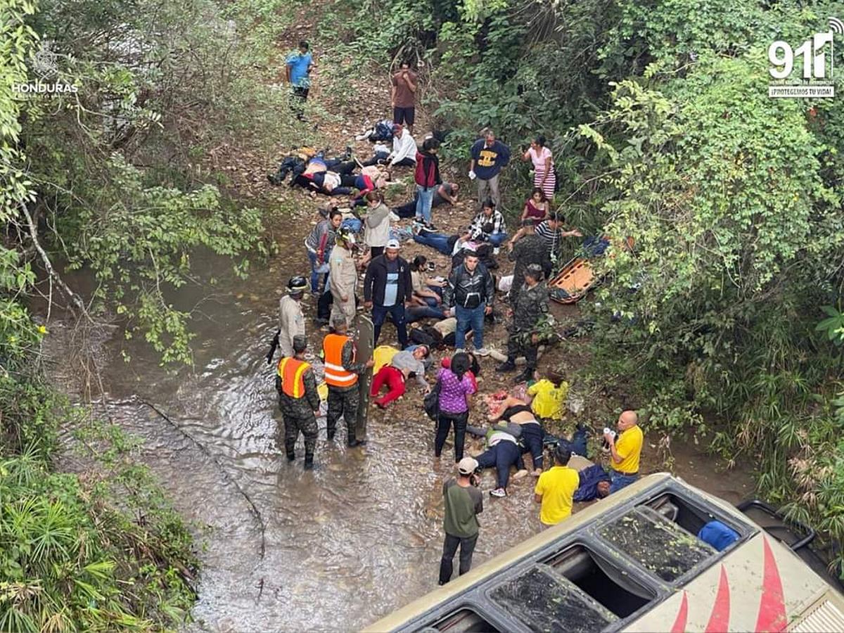 Las imágenes son lamentables, varios de los fallecidos fueron sacados del bus a un lado del río.