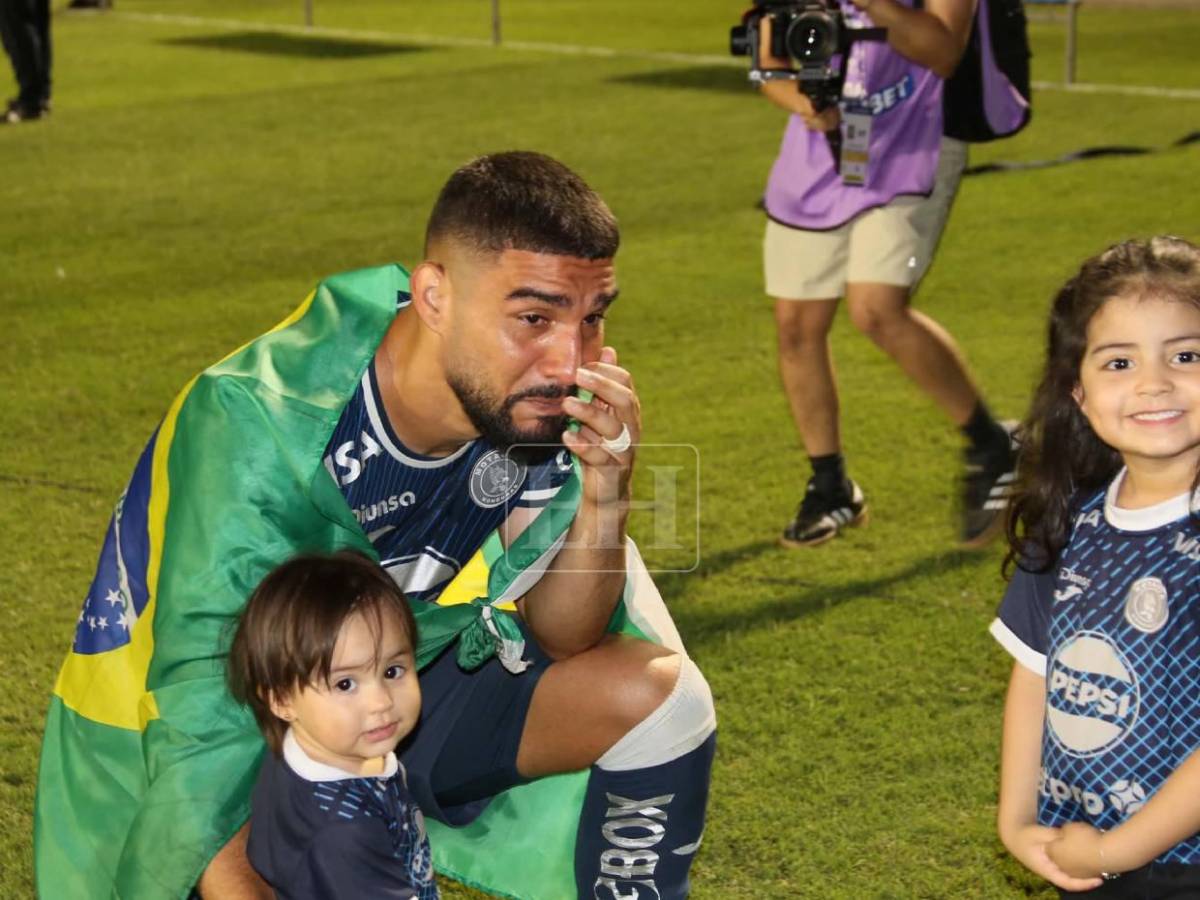Emilio Izaguirre lloró y el lindo regaló a los jugadores: Motagua celebra la copa número 20