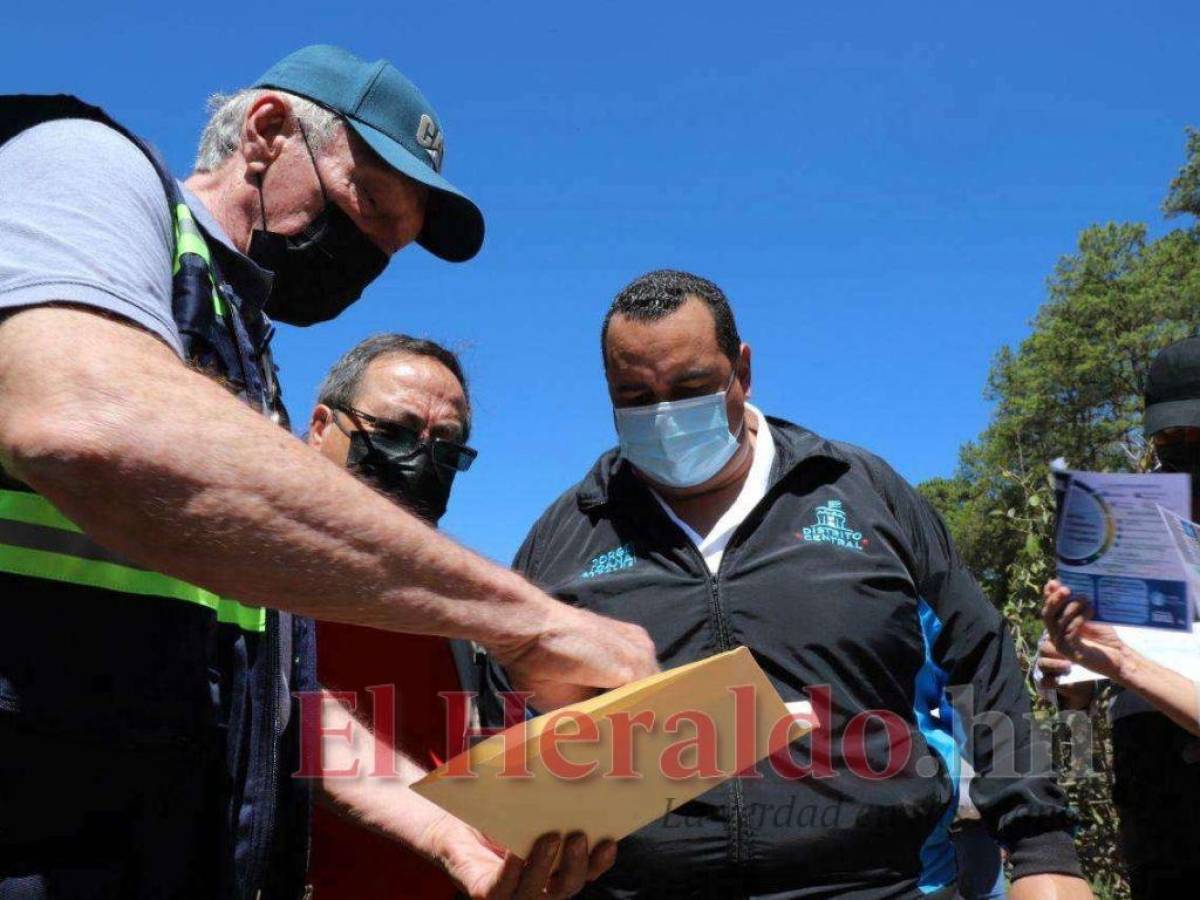 El alcalde Jorge Aldana junto a su delegación llegó el martes a la zona para conocer los avances del proyecto.