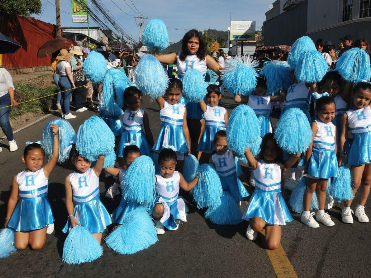 Palillonas y pomponeras de prebásica deslumbran en los desfiles patrios en Tegucigalpa