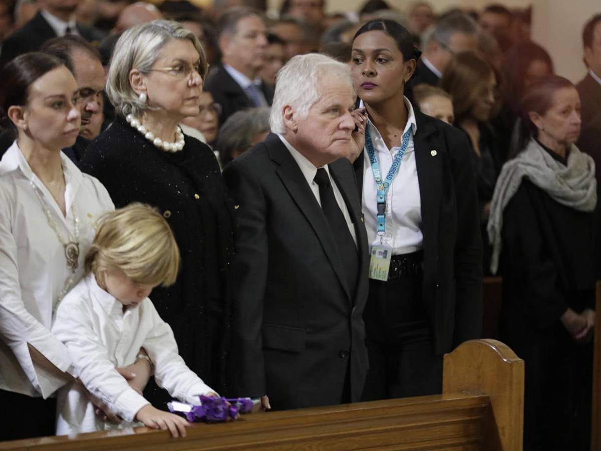 El emotivo gesto de Alejandro a su padre, el senador Miguel Uribe Turbay, durante funeral