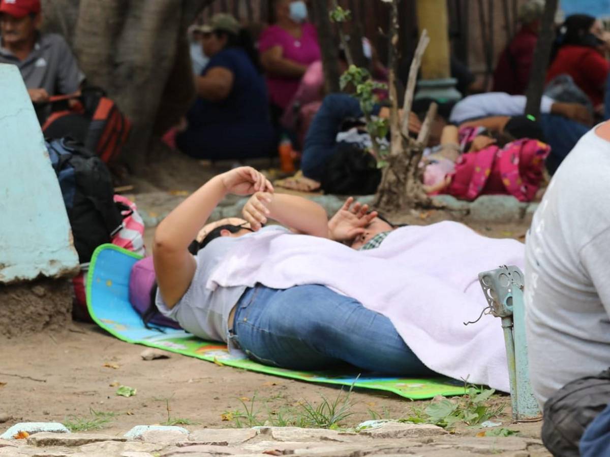 Cansados y sin respuesta: afectados por Koriun permanecen en bajos del Congreso Nacional