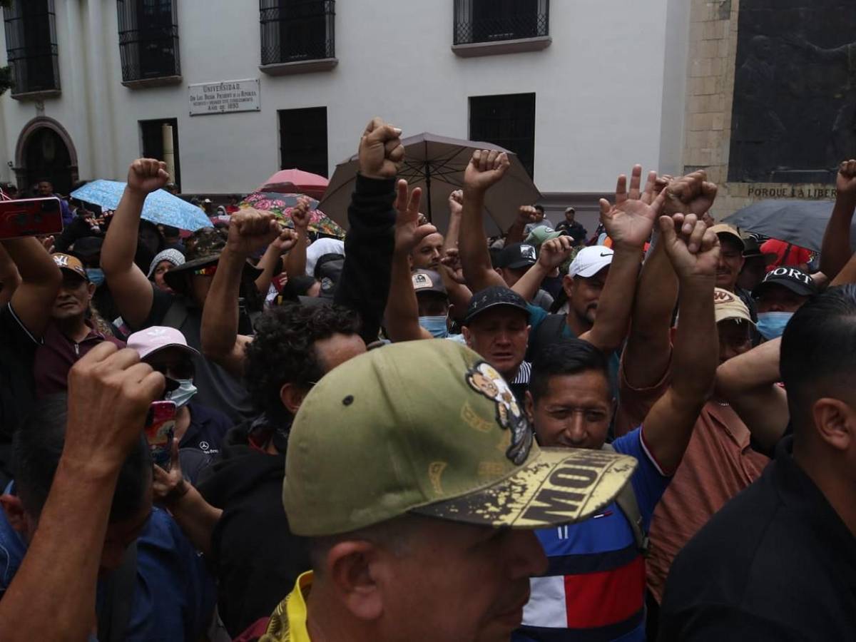 Cansados y sin respuesta: afectados por Koriun permanecen en bajos del Congreso Nacional