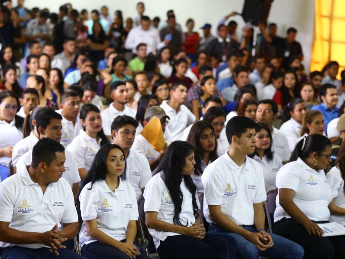 Unos 1,500 estudiantes becados están a la deriva en el extranjero al no recibir su pago