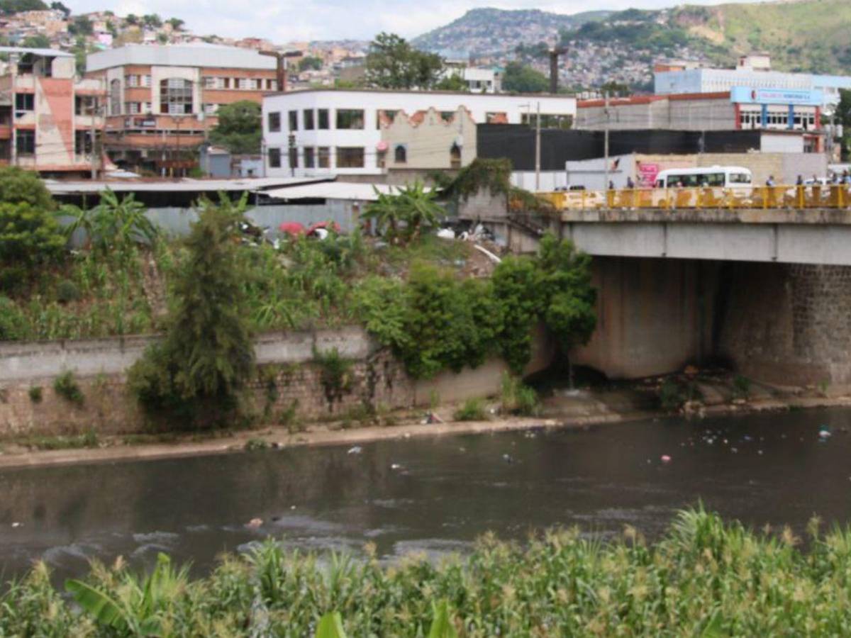 Encuentran el cuerpo de un hombre flotando en río Choluteca en la capital