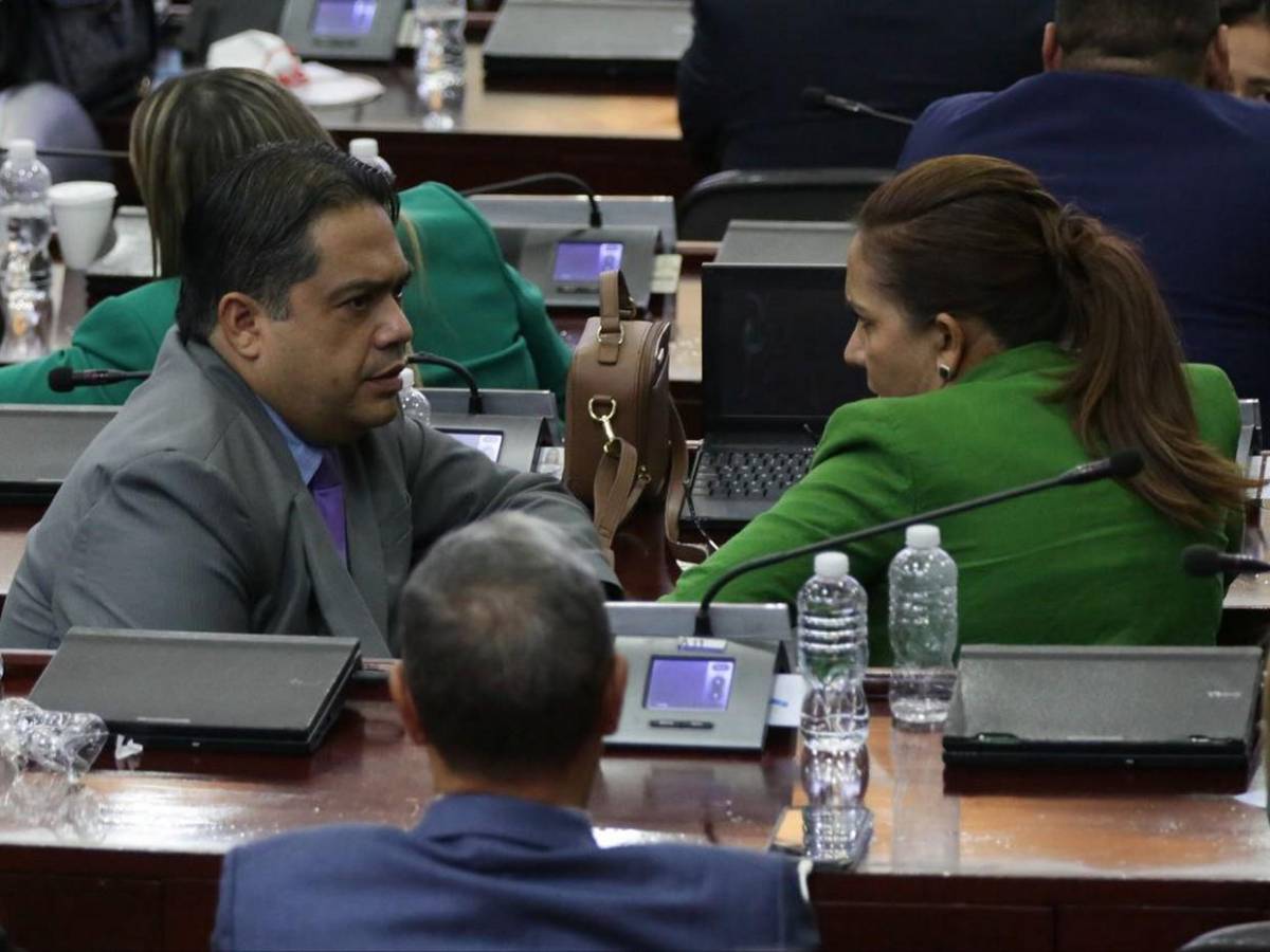 Diputados concentrados en sus propias pláticas en plena sesión legislativa
