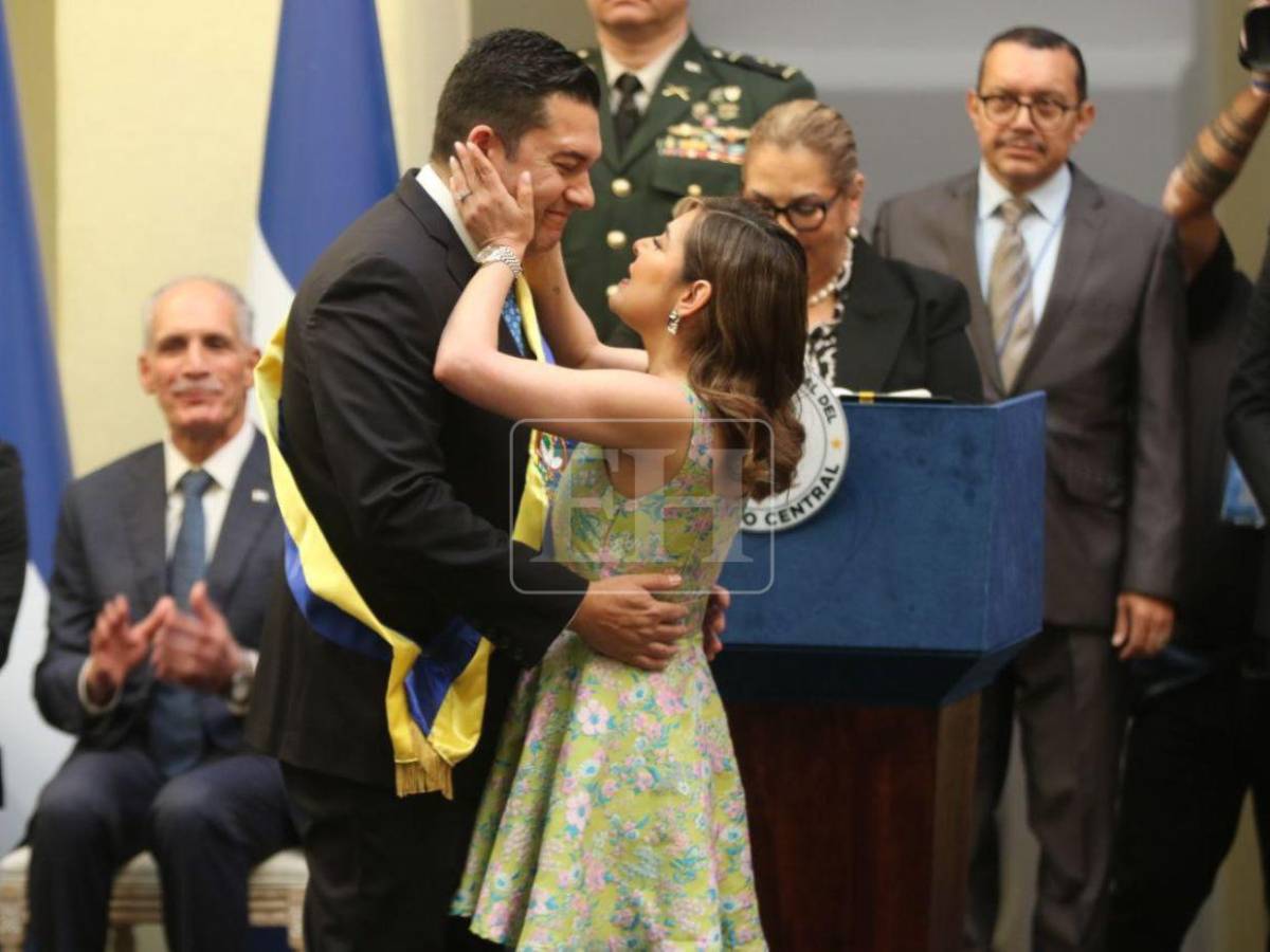 De la mano de su esposa, así recibió la banda municipal Juan Diego Zelaya