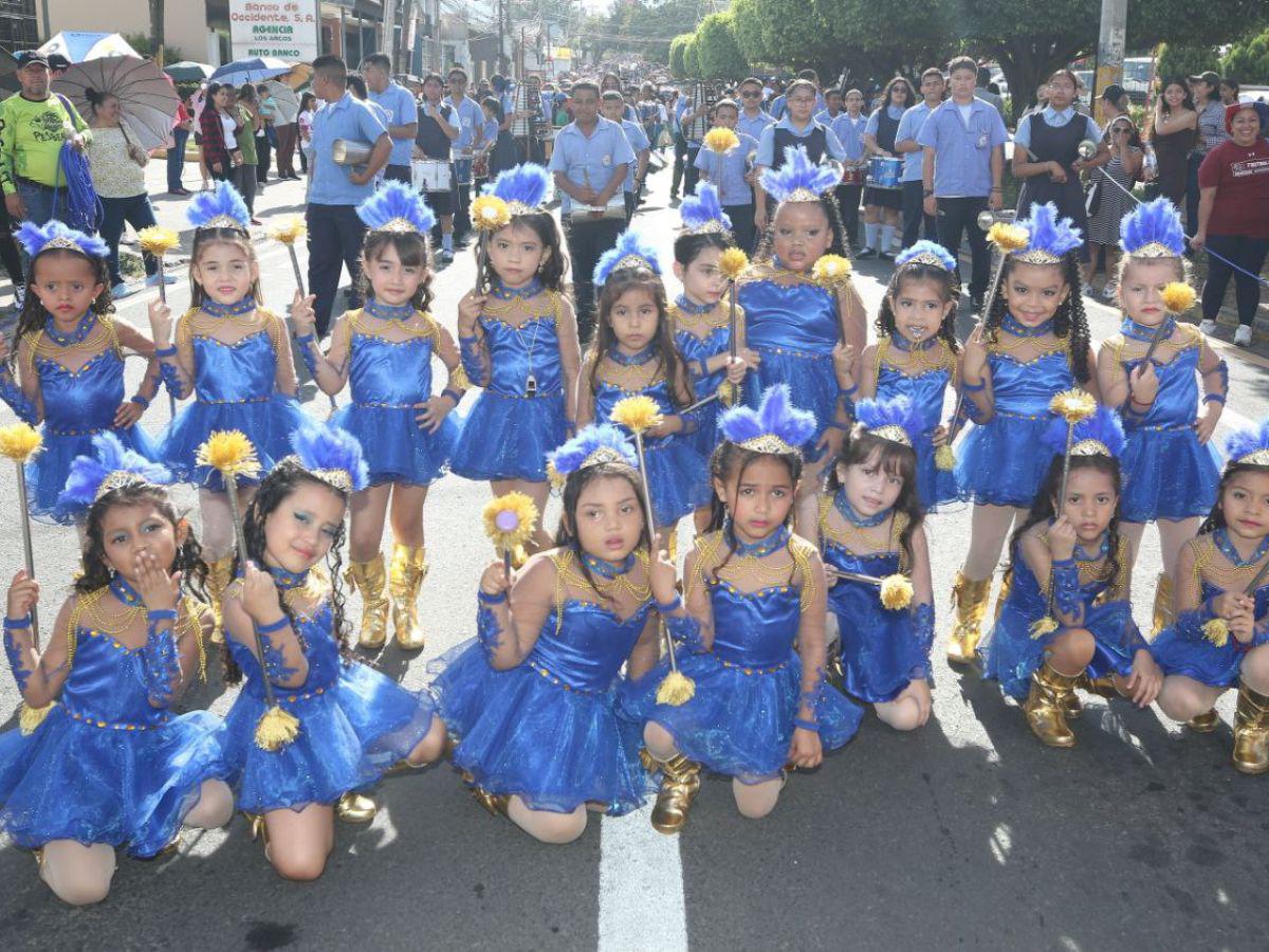 Palillonas y pomponeras de prebásica deslumbran en los desfiles patrios en Tegucigalpa